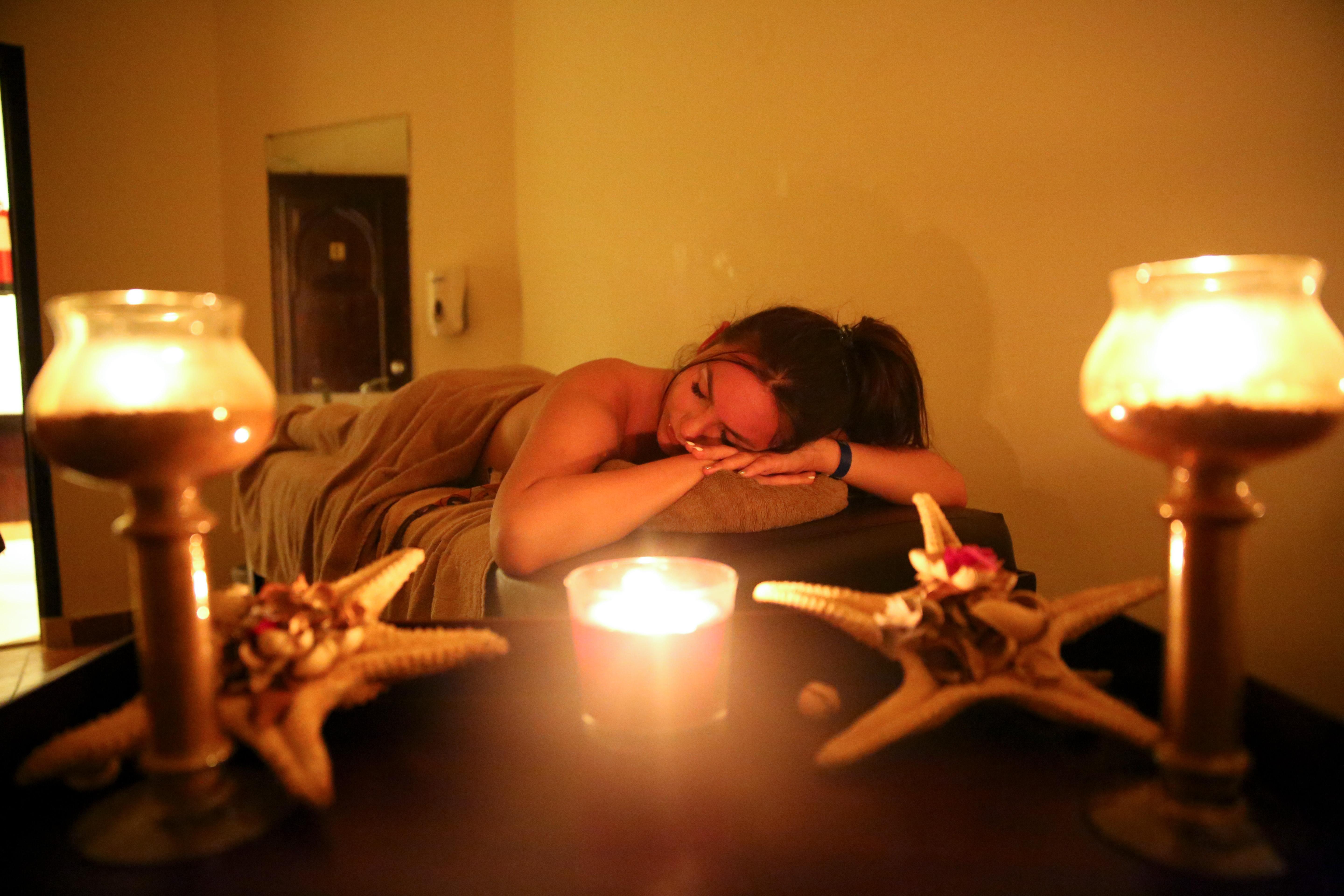 Charmillion Club Resort Sharm el Sheikh Esterno foto A woman relaxing at a spa