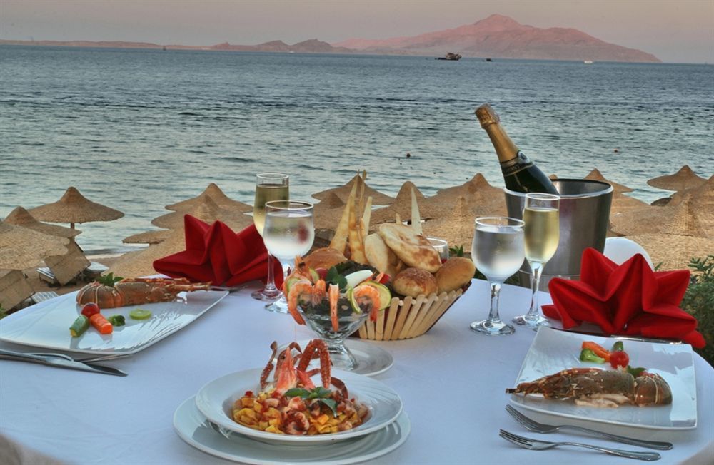 Charmillion Club Resort Sharm el Sheikh Esterno foto A meal at a beach resort
